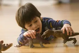 孩子总爱沉浸在自己的世界里，整天在想什么？家长谨慎干预图片