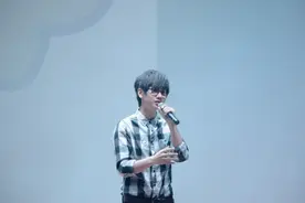 汪苏泷用黑白格子搭配黑色小脚裤，加上厚重的刘海，复古感超强图片