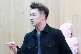 曾经的男神潘玮柏，现在的穿搭依旧帅气有型图片