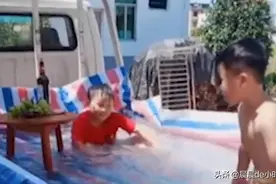 爸爸用卡车为两儿子自制泳池：用心的父母才能给孩子带来快乐图片
