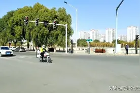 凉州公安交警疫情防控期间积极救助一名孕妇图片