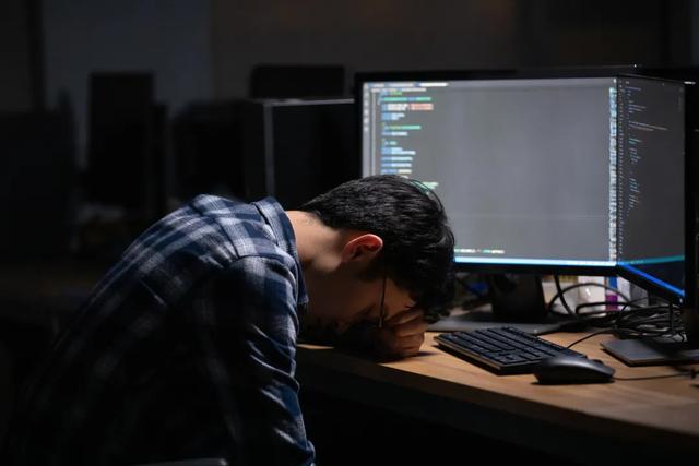 28岁熬夜猝死不是个例,如何降低晚睡危害?