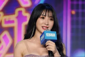 柳岩的身材凹凸有致，一件抹胸裙穿在身上，将完美身材展现出来图片