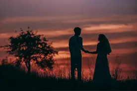 32岁男星官宣结婚！与爱妻落日下牵手画面浪漫，出道11年零绯闻图片