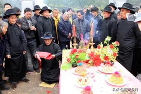 清明如何挂青和添土？扫墓讲究要知道，农村老农民讲习俗图片