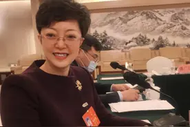 全国人大代表曹永鸣：大幅度提高中小学教师政治待遇与收入水平图片