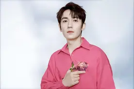 朱一龙身穿粉红衬衣，挡不住迷人的独特男性魅力图片