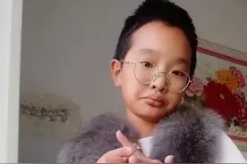 鹤岗男孩“钟美美”模仿老师走红，被约谈？市教育局否认，但学校却找他了图片