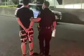 华人小伙当街遭黑人壮汉暴揍 头破血流 竟因英文不好 被警察逮捕图片