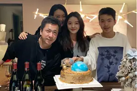 王中磊之女王文也晒全家照，一家四口颜值颇高，弟弟身高已超姐姐图片