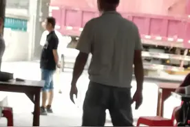 广东身价千万的富翁，告诉你为啥每天只穿拖鞋，背心和短裤图片