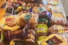 美国妹子热衷翻垃圾箱收获惊人，浪费现象太严重啊图片