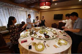 饭局上领导递两根烟接哪根？员工不懂“4不潜规则”，当场被降职图片