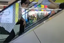 关晓彤拍戏排场大！独占电梯惹围观，穿短裤撅臀张一山低头偷看？图片