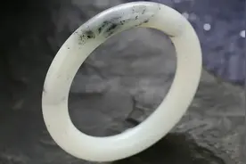 一个银手镯一个玉手镯怎么戴，讲究不止一点点，戴错了贻笑大方图片