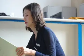 好看的职业装售楼美女小姐姐图片