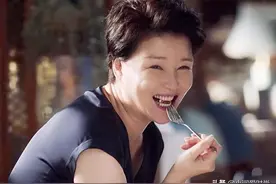 62岁朱茵洋气时髦，她在《小舍得》中的穿搭，中老年妈妈照穿显贵图片