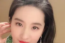 33岁刘亦菲晒近照，面部圆润胖出双下巴，超大翡翠耳环被嘲累赘图片