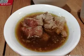 第一次带婆婆去吃快餐，点菜就嫌贵，老板：干脆回家啃馒头就不贵图片