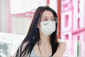 徐璐的身材绝了，灰色紧身背心搭配泼墨牛仔裤，柳叶腰养眼又抢镜图片