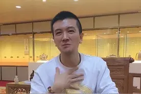 黄圣依老公杨子直播“翻车”，用价值近亿元茶壶喝茶险些打碎图片