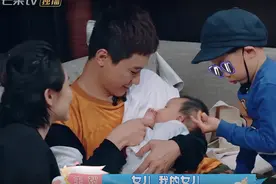 刘璇出月子一人带2娃，还照顾婆婆，保姆趁人不在脱口罩亲吻宝宝图片