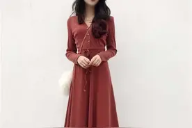 妈妈出门逛街穿这款连衣裙，太显年轻了图片