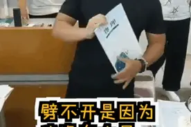物理老师课堂上徒手劈砖！网友：知识就是力量图片