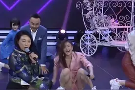 38岁刘芸跳舞摔倒满地打滚儿，因裙裤太短很尴尬，汪涵忙救场图片