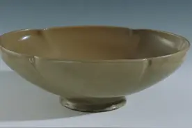 馆藏国宝 | 上海博物馆十大镇馆之宝，越窑青釉海棠式碗“夺得千峰翠色来”图片