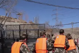 游客落水，武警官兵紧急援救图片