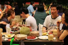 中国游客在泰国吃自助餐，只挑这一种东西吃，连老板都犯迷糊了视频封面