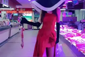 佛媛之后又见“菜媛”，逛市场穿礼服还走模特步，引发群众围观图片