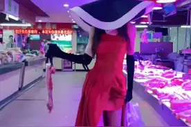 佛媛之后又见“菜媛”，逛市场穿礼服还走模特步，引发群众围观图片