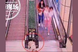 江西景德镇：“熊孩子”把手扶电梯当玩具，结果右手被卷了进去图片