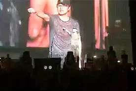 汪峰演唱会“车祸现场”，忘词又破音自己都笑场了视频封面