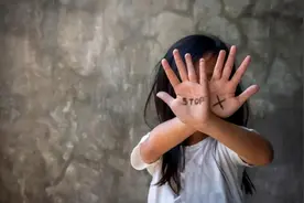 “玫瑰少年”因举止像女生，被脱裤检查性别，生命定格在了15岁图片