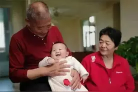 67岁生宝宝：天赐2周岁生日直播，爸爸全程出镜带货，妈妈好年轻图片