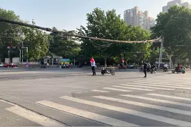 郑州天明路东风路电线垂落 通行请小心图片