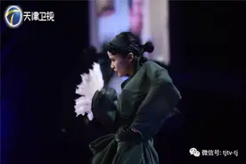 “青蛇舞”惊艳：明明可以靠颜值，非得靠实力图片