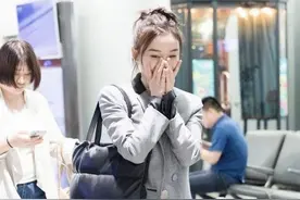 袁姗姗真豪放，“安全裤”外穿秀美腿，西装外套遮不住凹凸感图片