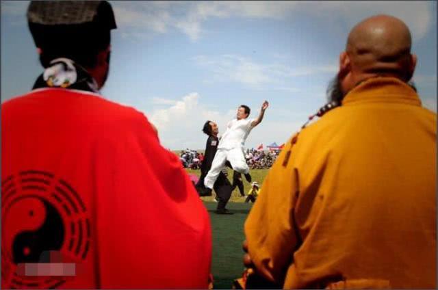 咏春挑战当代格斗要打裸拳,结果10秒被胖揍20余拳惨遭KO