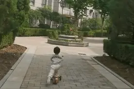 袁弘两岁儿子玩滑板车，滑行中上演朝天蹬、松双手耍帅，胆子超大图片