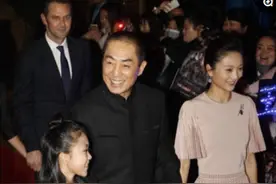 张艺谋一家七口走红毯，网友：像父亲领着6个孩子图片