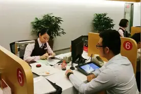 为什么给员工“发工资”都统一办银行卡？原来还有这些“猫腻”图片