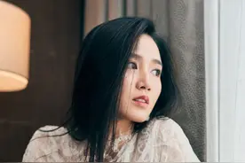 周开开，功夫女孩穿白色蕾丝镂空上衣甜美温婉时刻图片