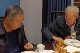 江苏一93岁父亲给73岁儿子过生日，为其夹菜还摸脸，网友直呼羡慕图片