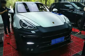 不按套路出牌 150万卡宴用胶带贴保险杠 打补丁式改装四不像图片