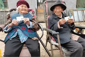 商丘百岁夫妻年龄加起来已有233岁 五世同堂子孙近120人图片