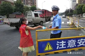 烈日中的一抹红色—鄂州市实验小学五（1）班红领巾志愿者小分队送清凉在行动图片